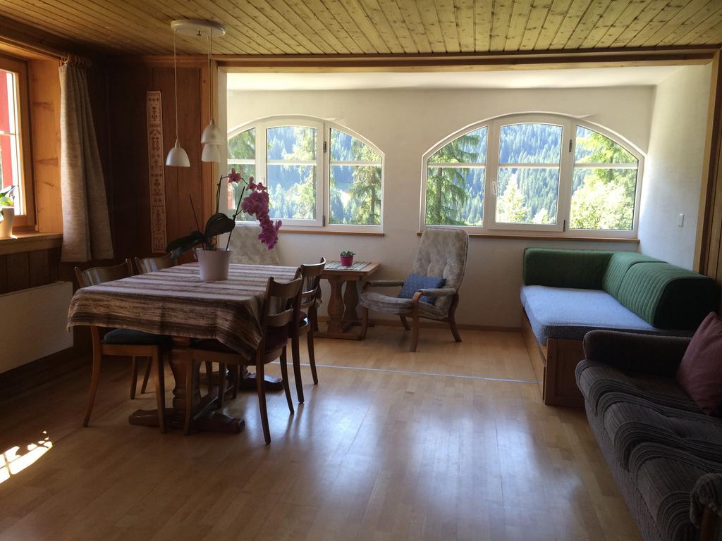 Bnb Guesthouse Lusi Frauenkirch ภายนอก รูปภาพ